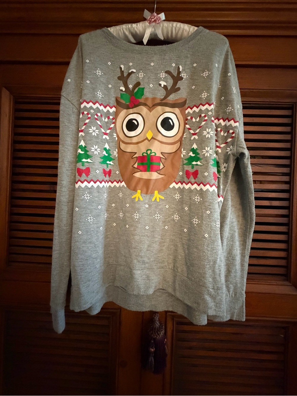 Holiday Time Gray Crewneck Sweater with Festive Owl Graphic